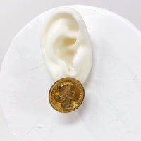 QUEEN COIN EARRING